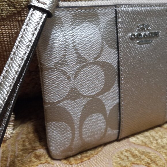 💲💲💲SALE‼️🎉Coach Wristlet Wallet Platinum Gold Mono Leather - Picture 4 of 8